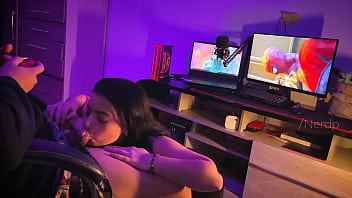 Minha amiga me viu jogando e tentou me distrair pedindo pra eu comer ela e gozar no rostinho dela