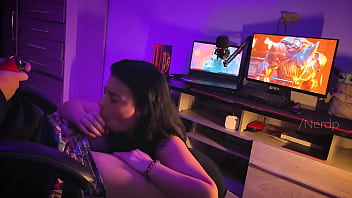 Minha Amiga Me Viu Jogando E Tentou Me Distrair Pedindo Pra Eu Comer Ela E Gozar No Rostinho Dela thumbnail