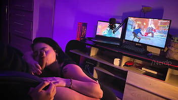 Minha amiga me viu jogando e tentou me distrair pedindo pra eu comer ela e gozar no rostinho dela