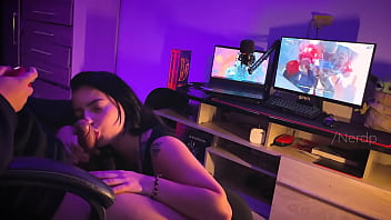 Minha amiga me viu jogando e tentou me distrair pedindo pra eu comer ela e gozar no rostinho dela