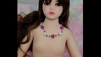 Emy angel touche sa petite poupée