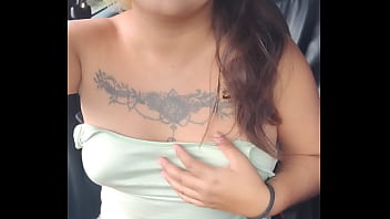 Exhibiendome en vehículo en movimiento