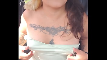 Exhibiendome en vehículo en movimiento