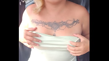 Exhibiendome en vehículo en movimiento