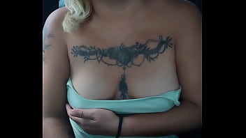 Exhibiendome en vehículo en movimiento