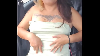 Exhibiendome en vehículo en movimiento