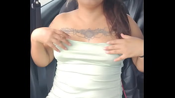 Exhibiendome en vehículo en movimiento