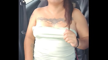 Exhibiendome en vehículo en movimiento