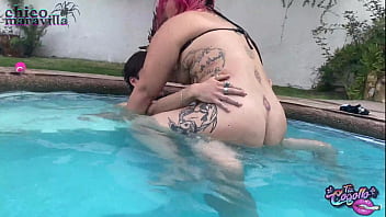 Chico maravilla se folla a la tia cogollo chilena en la piscina por el culo