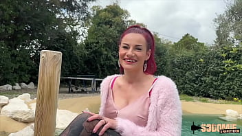 Sally rouquine flamboyante s'amuse avec deux énormes queues