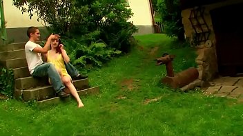 Amateutr couple fucking outdoors in the yard