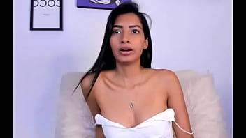 Live molly resuelve respuestas en un webcam show