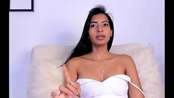 Live molly resuelve respuestas en un webcam show