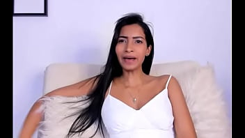 Live molly resuelve respuestas en un webcam show