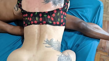 Dois dotados fodendo a coroa no pelo