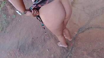 Dogging na minha hotwife se masturba e mija na frente do mar