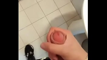 Masturbandome en el baño