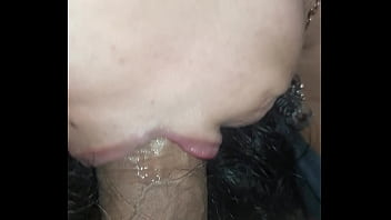 Disfrutando mucho la mamada