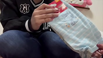 好きなヨガトレーナーのもっこりしたおちんこを見ながらヨガしてたらムラムラが止まらず、トイレでオナニーしちゃう女子大生。