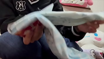 好きなヨガトレーナーのもっこりしたおちんこを見ながらヨガしてたらムラムラが止まらず、トイレでオナニーしちゃう女子大生。