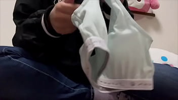 好きなヨガトレーナーのもっこりしたおちんこを見ながらヨガしてたらムラムラが止まらず、トイレでオナニーしちゃう女子大生。