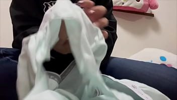 好きなヨガトレーナーのもっこりしたおちんこを見ながらヨガしてたらムラムラが止まらず、トイレでオナニーしちゃう女子大生。