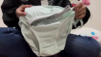 好きなヨガトレーナーのもっこりしたおちんこを見ながらヨガしてたらムラムラが止まらず、トイレでオナニーしちゃう女子大生。