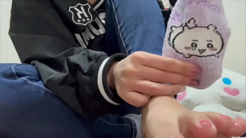 好きなヨガトレーナーのもっこりしたおちんこを見ながらヨガしてたらムラムラが止まらず、トイレでオナニーしちゃう女子大生。