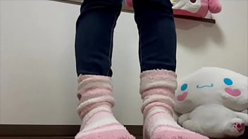 好きなヨガトレーナーのもっこりしたおちんこを見ながらヨガしてたらムラムラが止まらず、トイレでオナニーしちゃう女子大生。