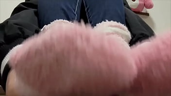 好きなヨガトレーナーのもっこりしたおちんこを見ながらヨガしてたらムラムラが止まらず、トイレでオナニーしちゃう女子大生。