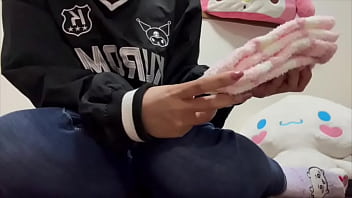 好きなヨガトレーナーのもっこりしたおちんこを見ながらヨガしてたらムラムラが止まらず、トイレでオナニーしちゃう女子大生。