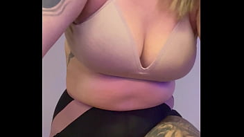 Mulher na academia toda suada que chega tem q tirar a camisa de tao molhada q ta escorria pelas perna a buceta toda melada eos maronbas não parava de olha pra sua buceta melada