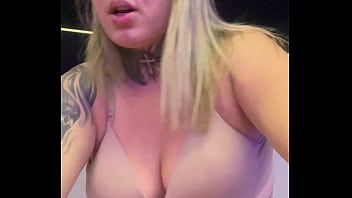 Mulher na academia toda suada que chega tem q tirar a camisa de tao molhada q ta escorria pelas perna a buceta toda melada eos maronbas não parava de olha pra sua buceta melada