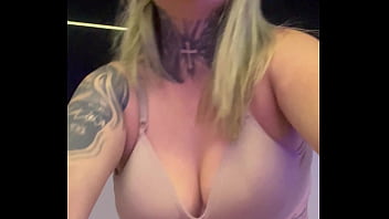 Mulher na academia toda suada que chega tem q tirar a camisa de tao molhada q ta escorria pelas perna a buceta toda melada eos maronbas não parava de olha pra sua buceta melada Mulher na academia toda suada que chega tem q tirar a camisa de tao molhada q ta escorria pelas perna a buceta toda melada eos maronbas não parava de olha pra sua buceta melada