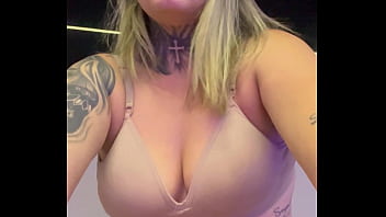 Mulher na academia toda suada que chega tem q tirar a camisa de tao molhada q ta escorria pelas perna a buceta toda melada eos maronbas não parava de olha pra sua buceta melada