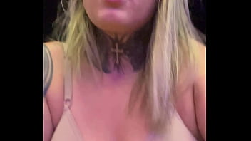 Mulher na academia toda suada que chega tem q tirar a camisa de tao molhada q ta escorria pelas perna a buceta toda melada eos maronbas não parava de olha pra sua buceta melada