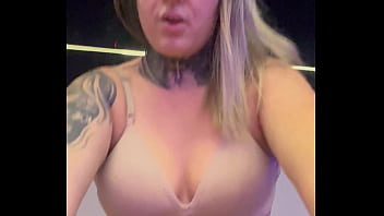 Mulher na academia toda suada que chega tem q tirar a camisa de tao molhada q ta escorria pelas perna a buceta toda melada eos maronbas não parava de olha pra sua buceta melada