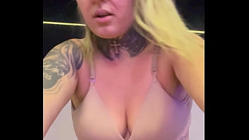 Mulher na academia toda suada que chega tem q tirar a camisa de tao molhada q ta escorria pelas perna a buceta toda melada eos maronbas não parava de olha pra sua buceta melada