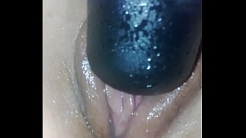 Se masturbando com o vibrador caseiro