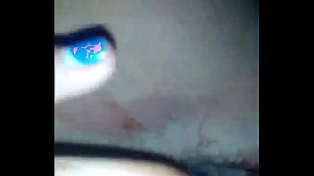 Mujer masturbándose reglando