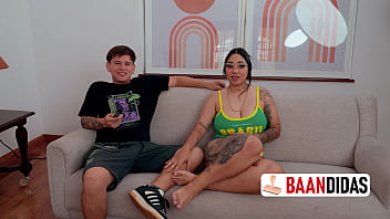 Mi hemanastra tetona es infiel