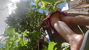 Autentica esposa latina trabaja bajo el sol haciendo el trabajo del marido Autentica esposa latina trabaja bajo el sol haciendo el trabajo del marido