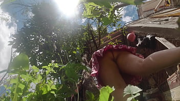 Autentica esposa latina trabaja bajo el sol haciendo el trabajo del marido Autentica esposa latina trabaja bajo el sol haciendo el trabajo del marido