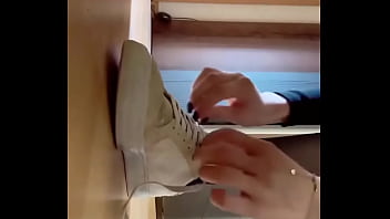 Good morning i know you love my nylon tights on of you‘ll see more of my sweaty soles ️#adidas #feet #fee