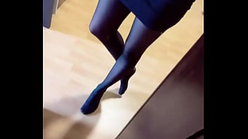 Good morning i know you love my nylon tights on of you‘ll see more of my sweaty soles ️#adidas #feet #fee