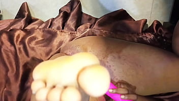 My horny girlfriend ask me to use vibrator while fucking her