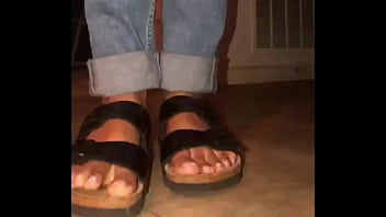 Girl feet bestfriends