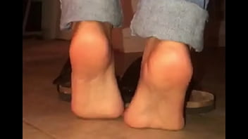Girl feet bestfriends