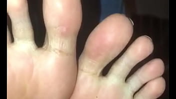 Girl feet bestfriends