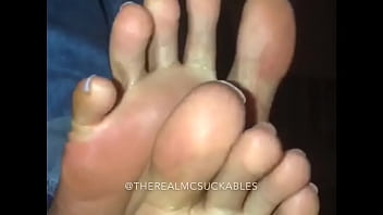 Girl feet bestfriends